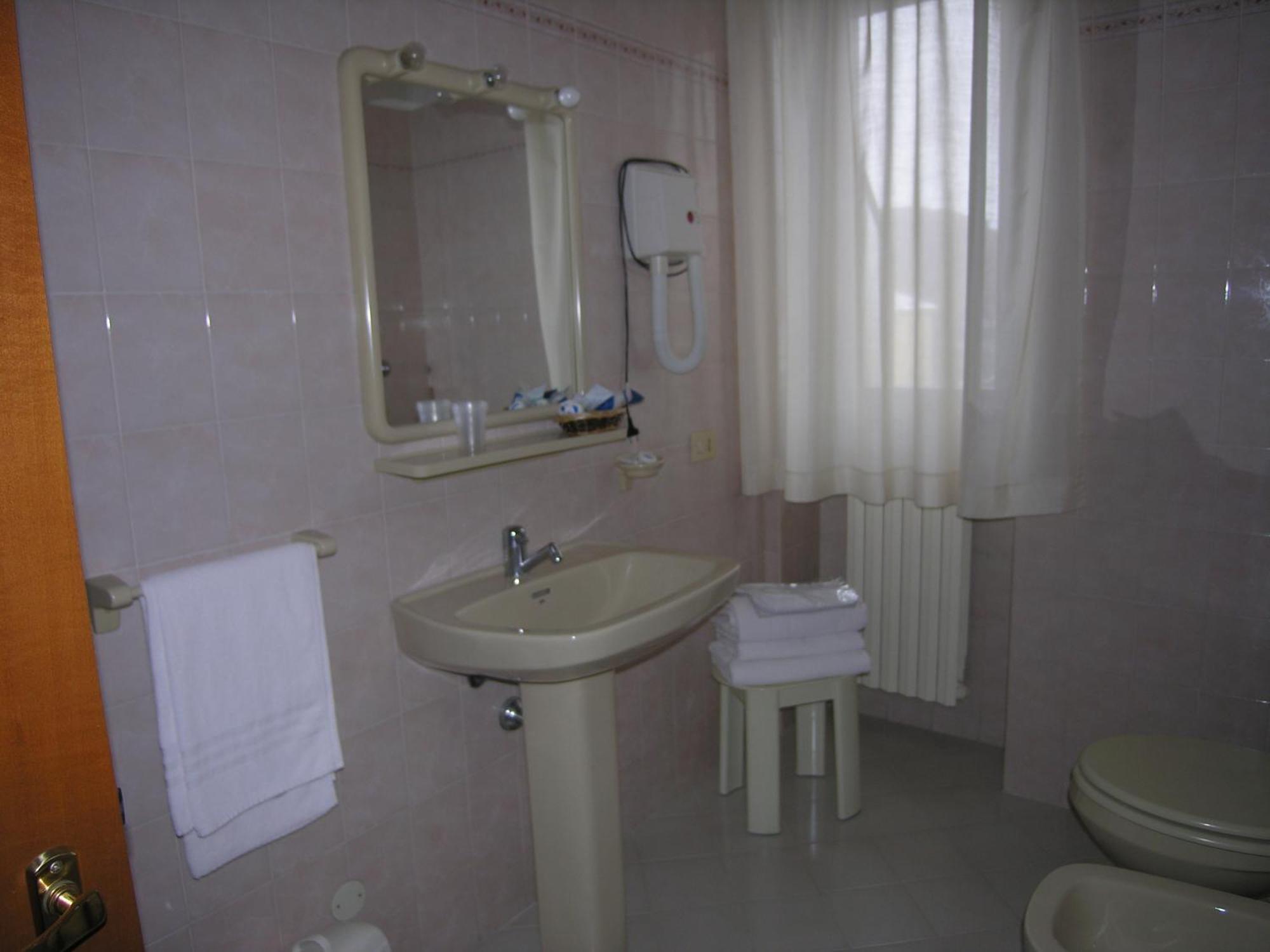 Hotel Certosa แชร์โตซา ดิ ปาเวีย ภายนอก รูปภาพ